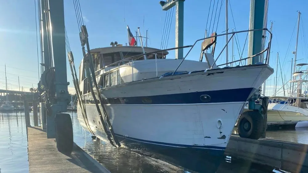Haul-out inspection on the travel lift